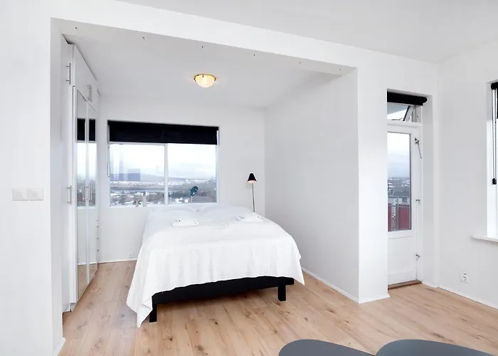 City View, Bright & Cozy - Free Parking